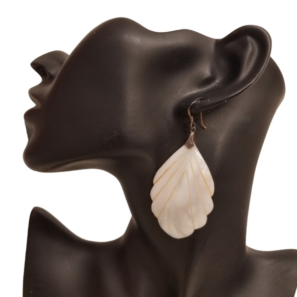 VINTAGE ART DECO CARVED MOTHER OF PEARL LEAF & STERLING SILVER HOOK EARRINGS - Picture 3 of 7